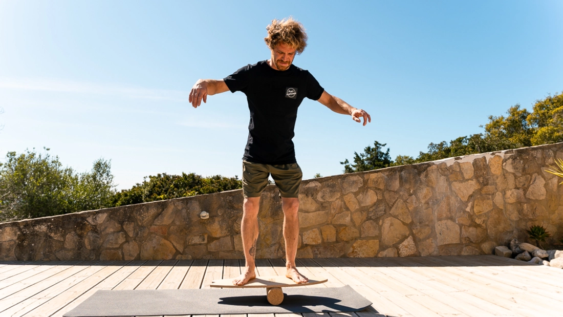 Ausgangsposition als Gleichgewichtsübung Balance Board Ausgangsposition