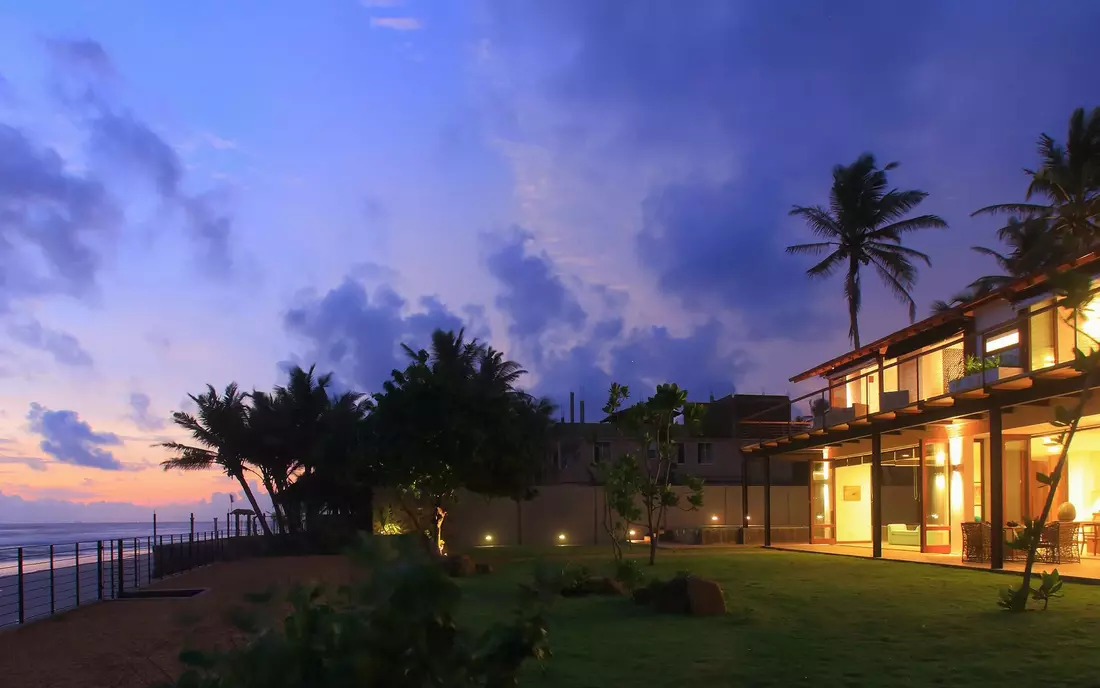 [Translate to English:] Das Surfcamp Sri Lanka in 1. Strandreihe