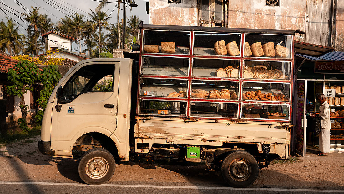Frisches Brot auf R&auml;dern in Sri Lanka