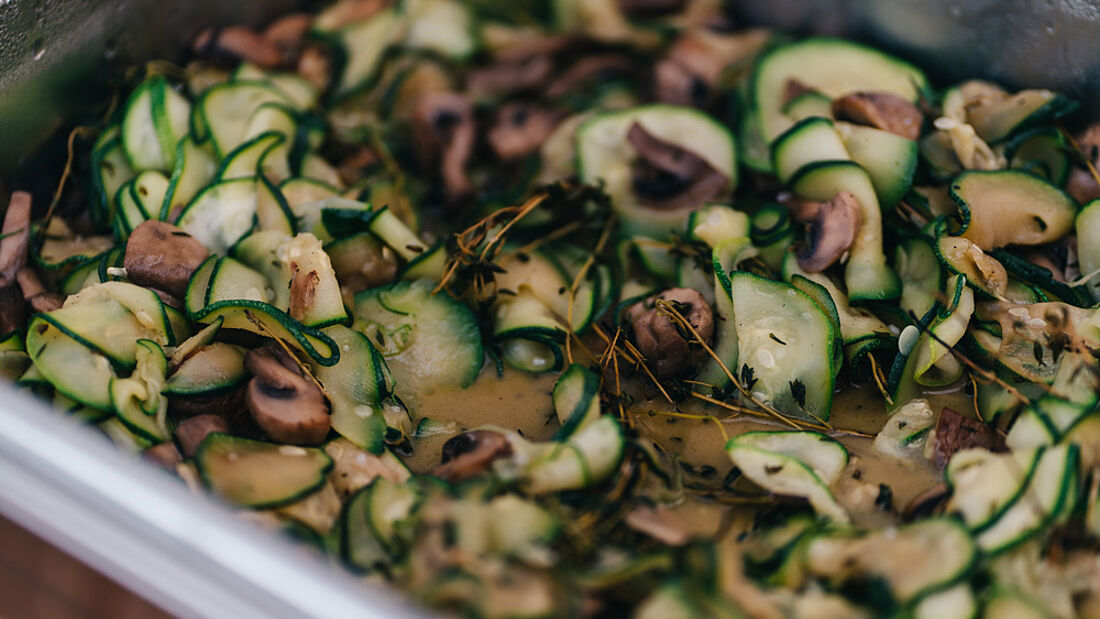 Grilled vegetables and fresh herbs Surfcamp Portugal Peniche veggie