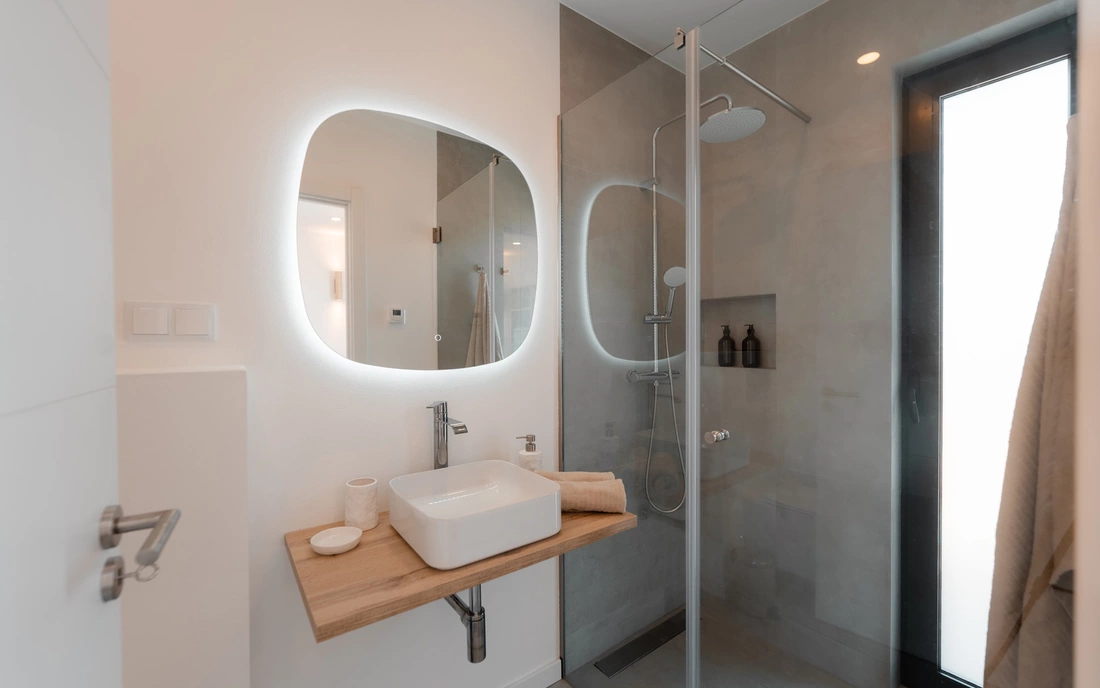 Doppelzimmer mit modernen Bädern Surfcamp Algarve Raposeira Portugal Doppelzimmer Bad