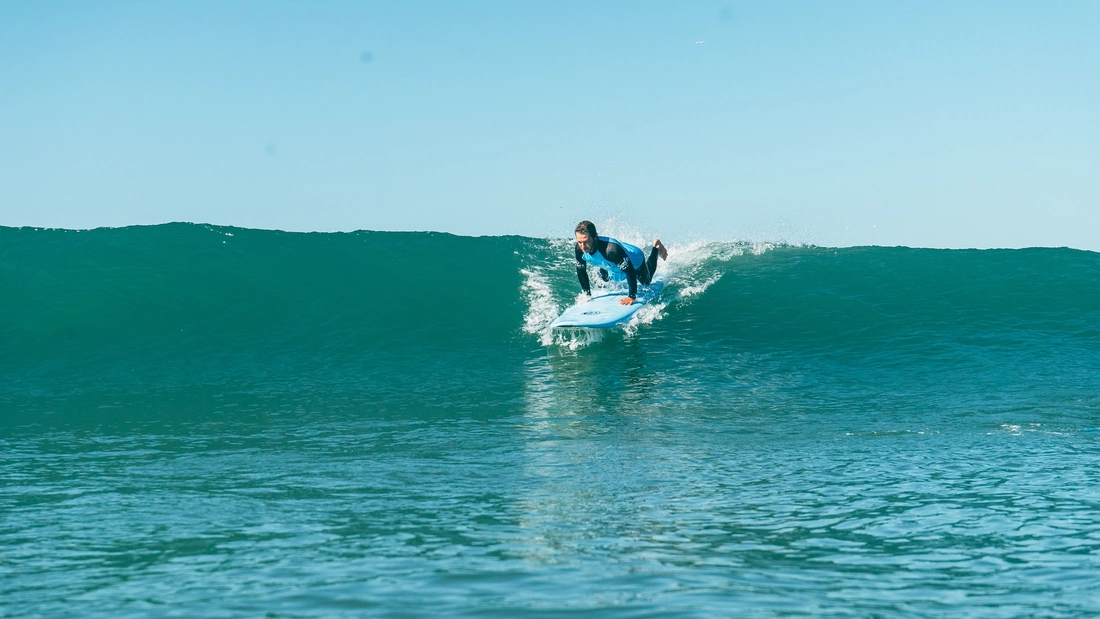 Surfanfänger mit Take-off auf grüner Welle