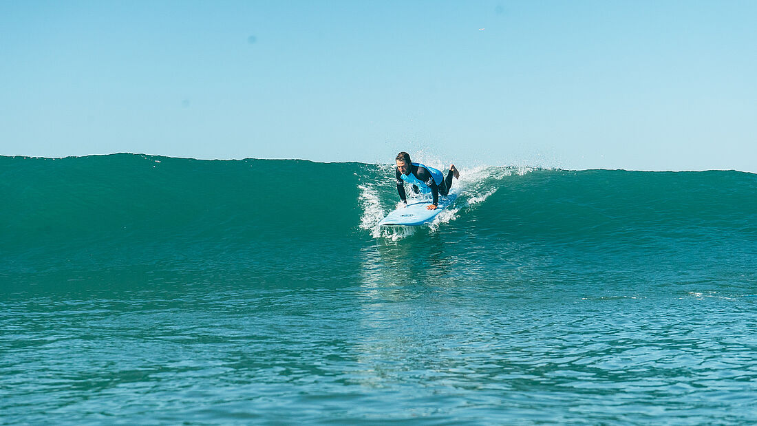 Surfanfänger mit Take-off auf grüner Welle