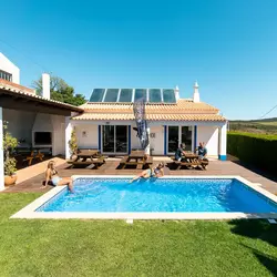 Surfcamp Algarve mit Pool und Garten
