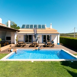 Surfcamp Algarve mit Pool und Garten