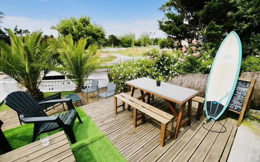 Chillige Camp-Terrasse mit Blick auf den Pumptrack Surfcamp Loredo Spanien Terrasse