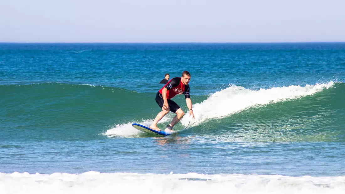 Surfer auf einer grünen Welle