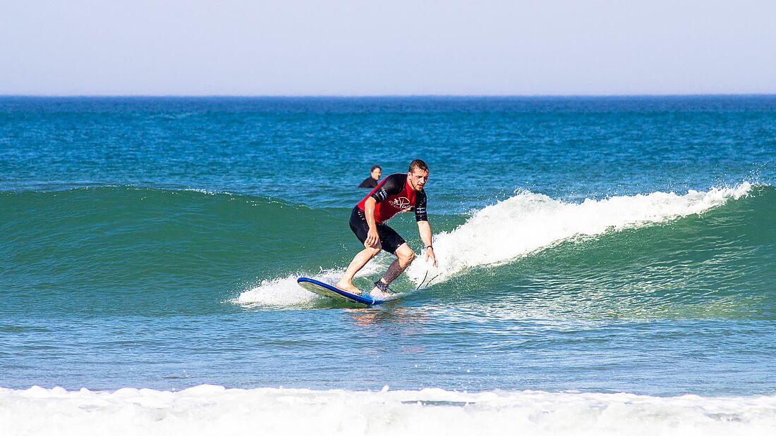 Surfer auf einer grünen Welle