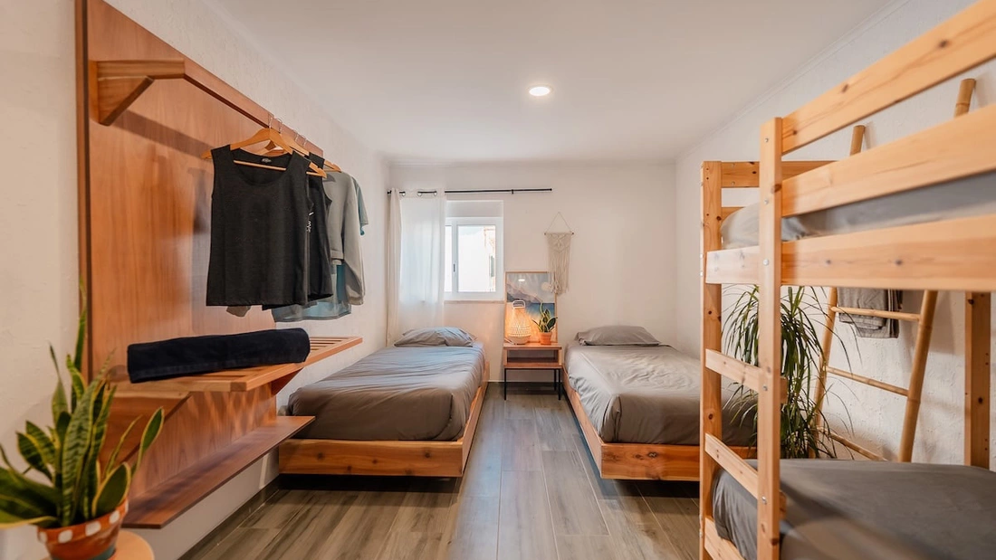 24 Surfcamp Caparica Portugal6er Zimmer