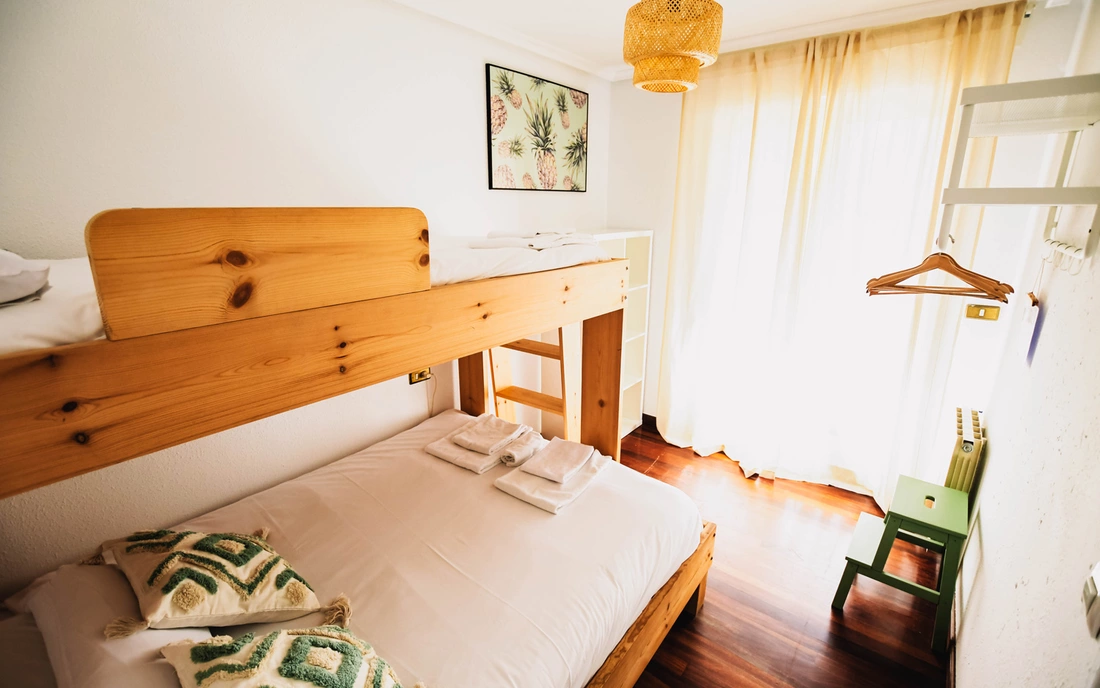 Standard 3er Zimmer mit geteiltem Bad Surfcamp Loredo Spanien 3er Zimmer