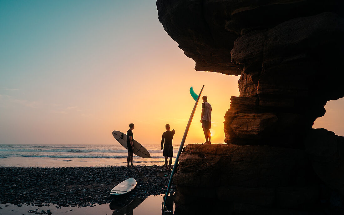 Survey the waves after your final surf.