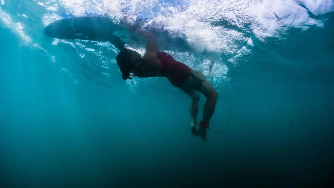 Duck Dive beim Surfen