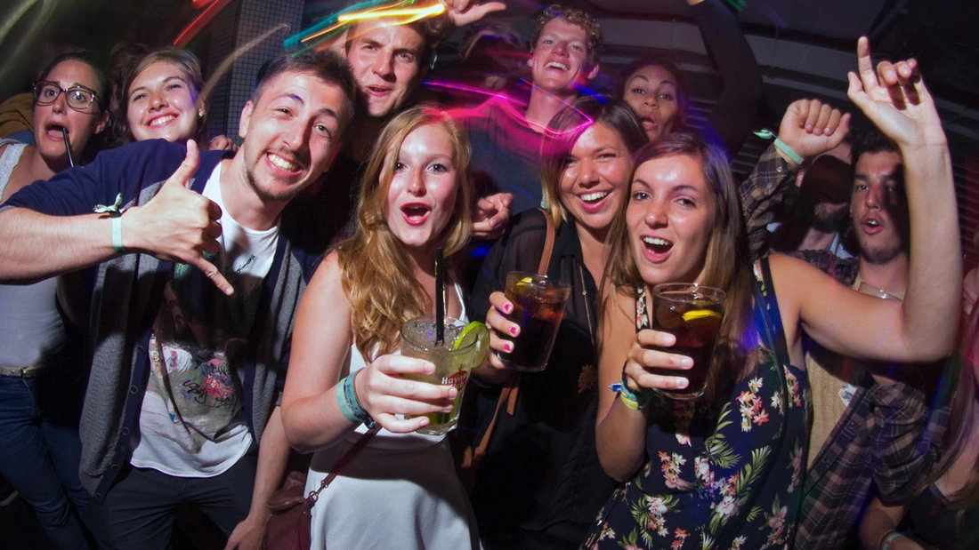 Feiern in den Bars von Santander Surfcamp Loredo Spanien Ausflug Santander Party