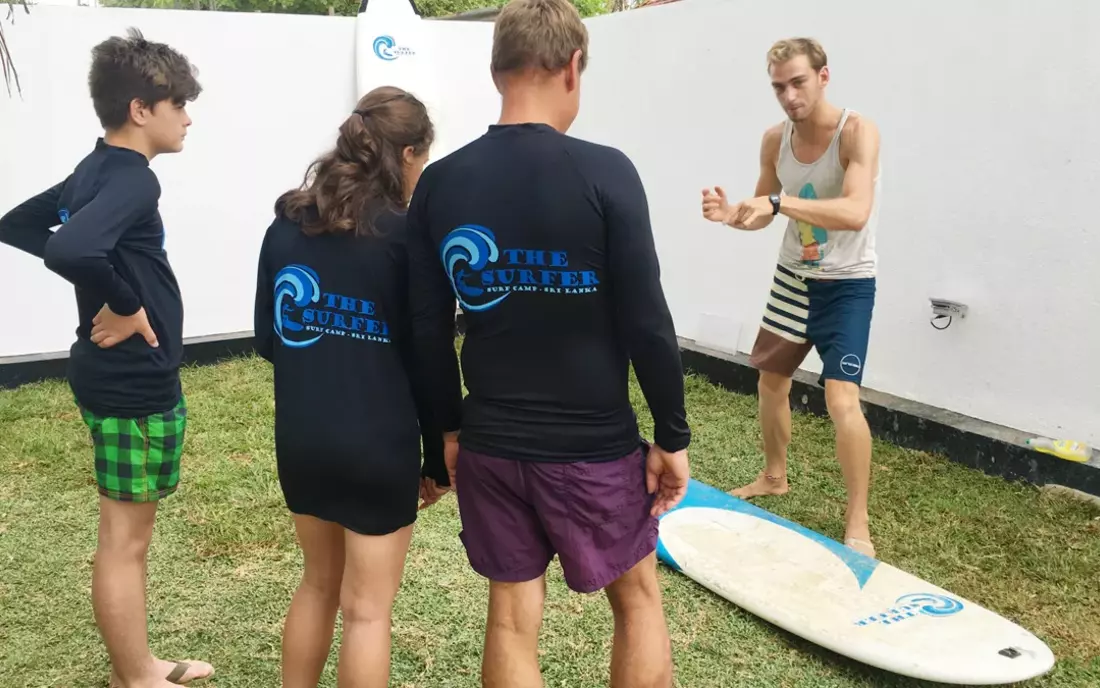 Unsere Surfcoaches erklären auch alles rund ums Surfen Unsere Surfcoaches erklären auch alles rund ums Surfen