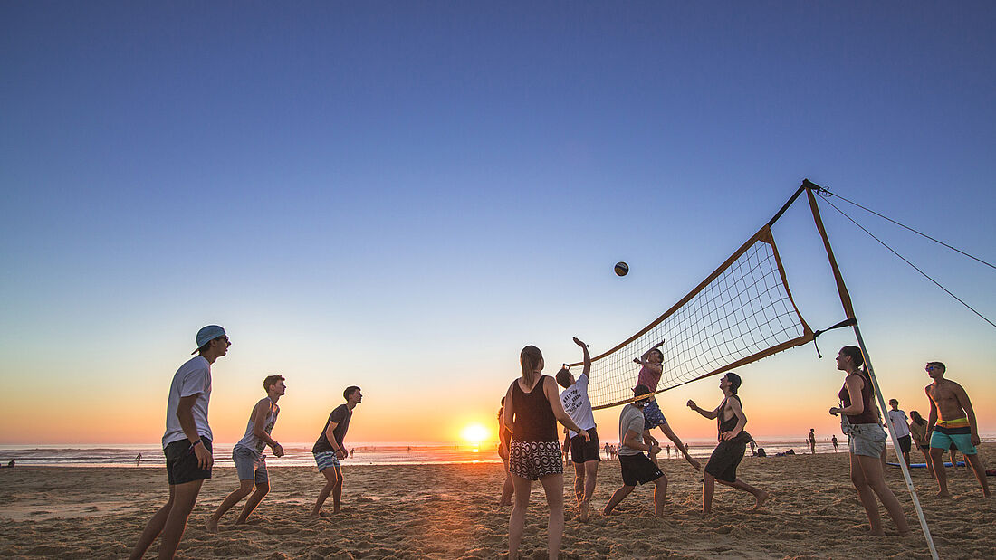 eine Runde Beachvolleyball am Strand oder auf dem Campingplatz mit Beleuchtung