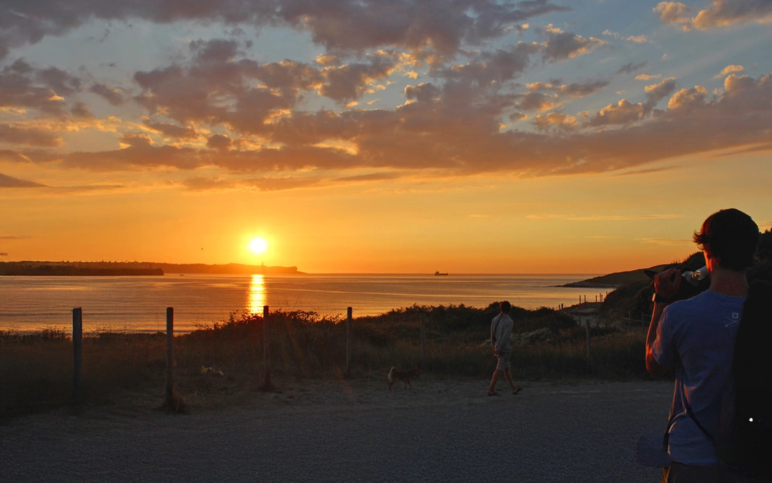 Sonnenuntergang an unserem Hausstrand Surfcamp Loredo Spanien Strand Sonnenuntergang