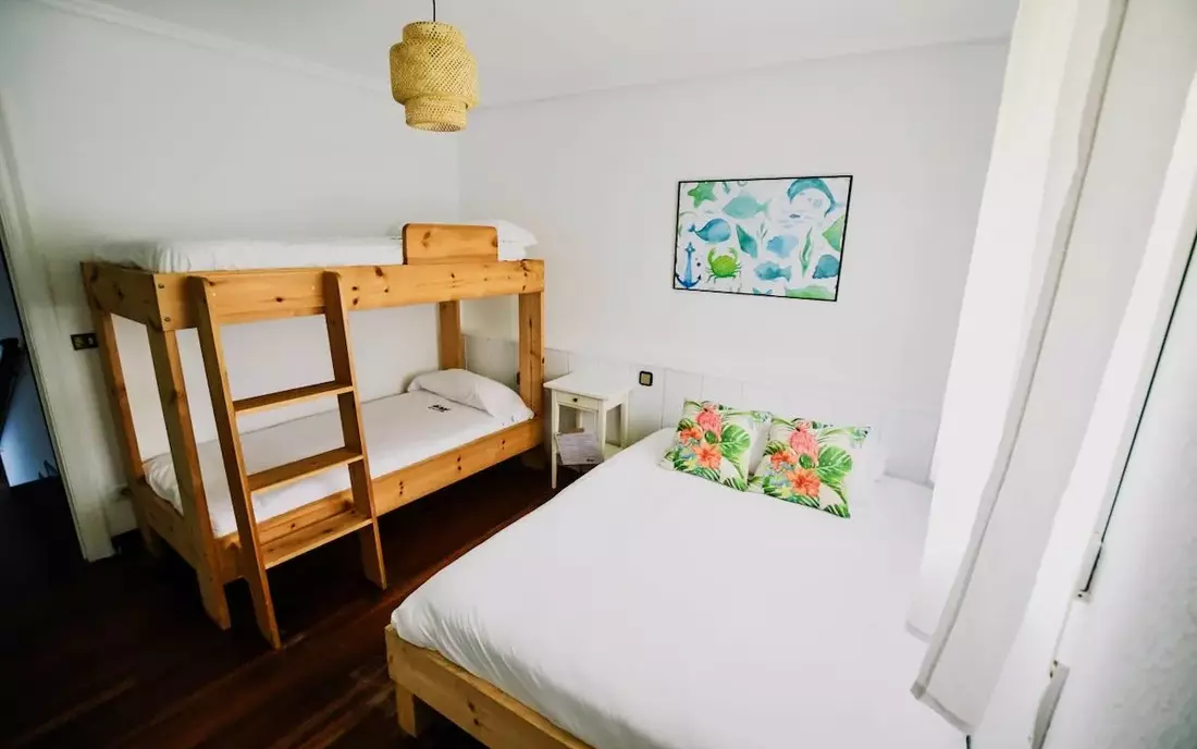 Komfort 4er Zimmer – mit eigenem Bad Surfcamp Loredo Spanien 4er Zimmer