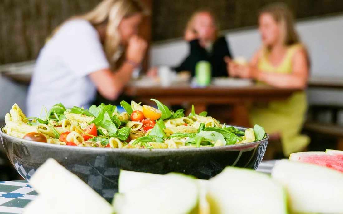 Gemeinsames Abendessen Surfcamp Loredo Spanien Abendessen
