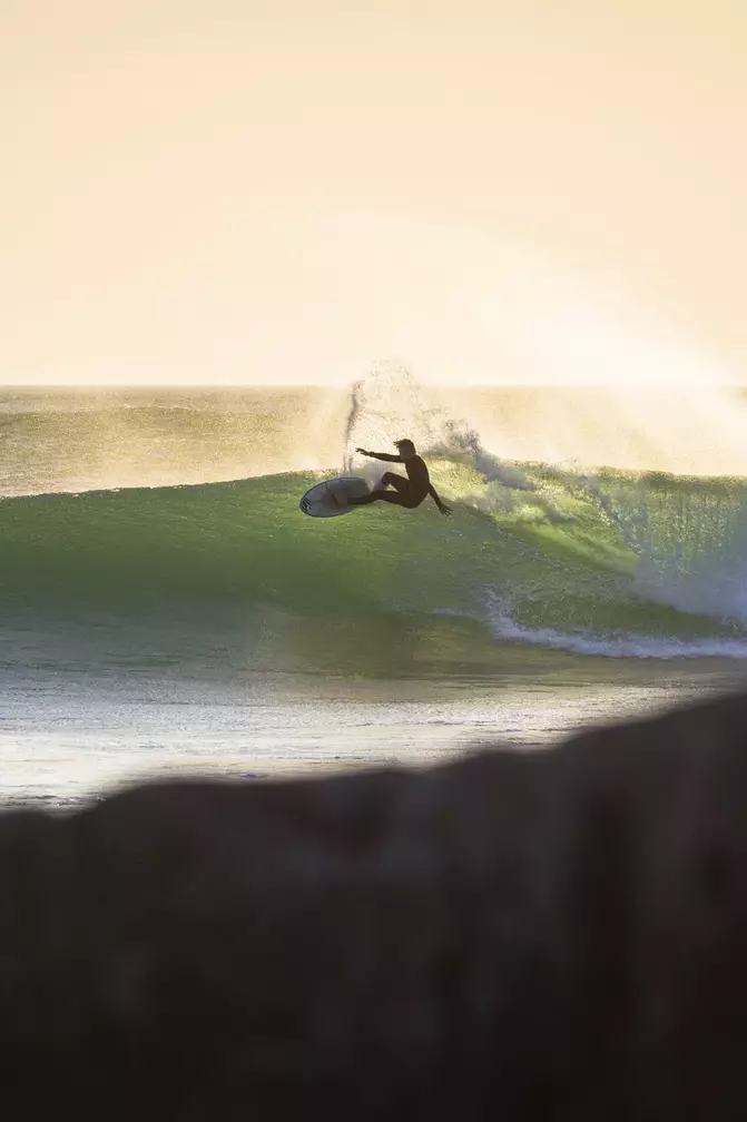 Surfer beim Surfen in Portugal