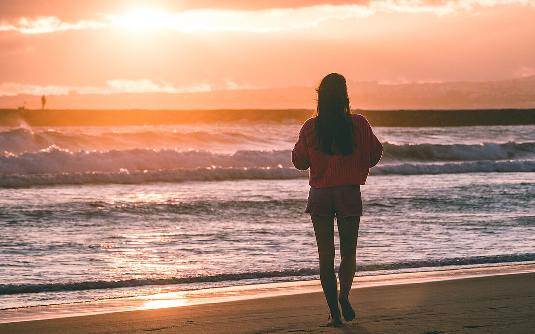 Spazierg&auml;nge am Strand machen im Abendlicht am meisten Spa&szlig;
