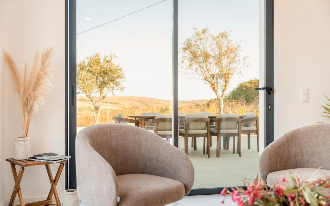 Das Wohnzimmer im gemeinschaftsbereich Surfcamp Algarve Raposeira Portugal Mehrbettzimmer