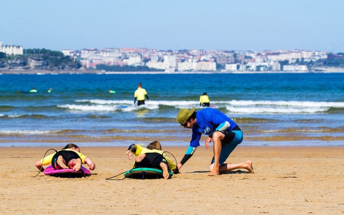 Mit zertifizierten Surflehrern Surfcamp Loredo Spanien Surflehrer
