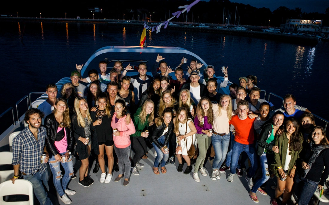 Mit der Surfcamp Crew durch die Bucht Surfcamp Loredo Spanien Bootparty Santander