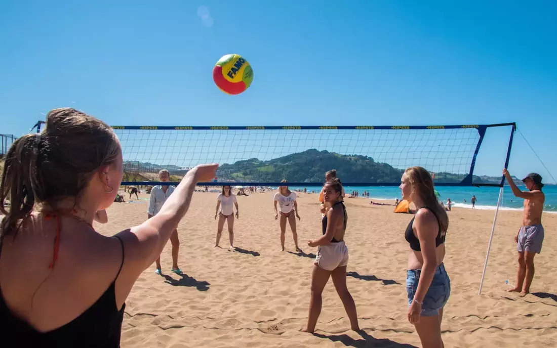 Surfcamp Zarautz Spanien Beachvolleyball