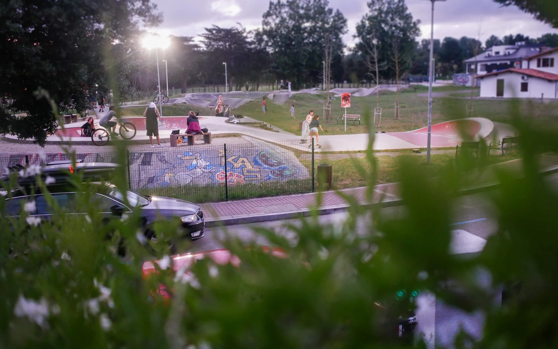 Der Blick von unserer Terrasse auf den Pumptrack Surfcamp Loredo Spanien Pumptrack