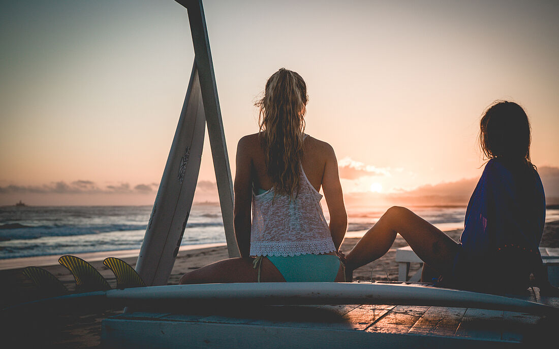nach dem Surf der Sonne beim Untergehen zuschauen