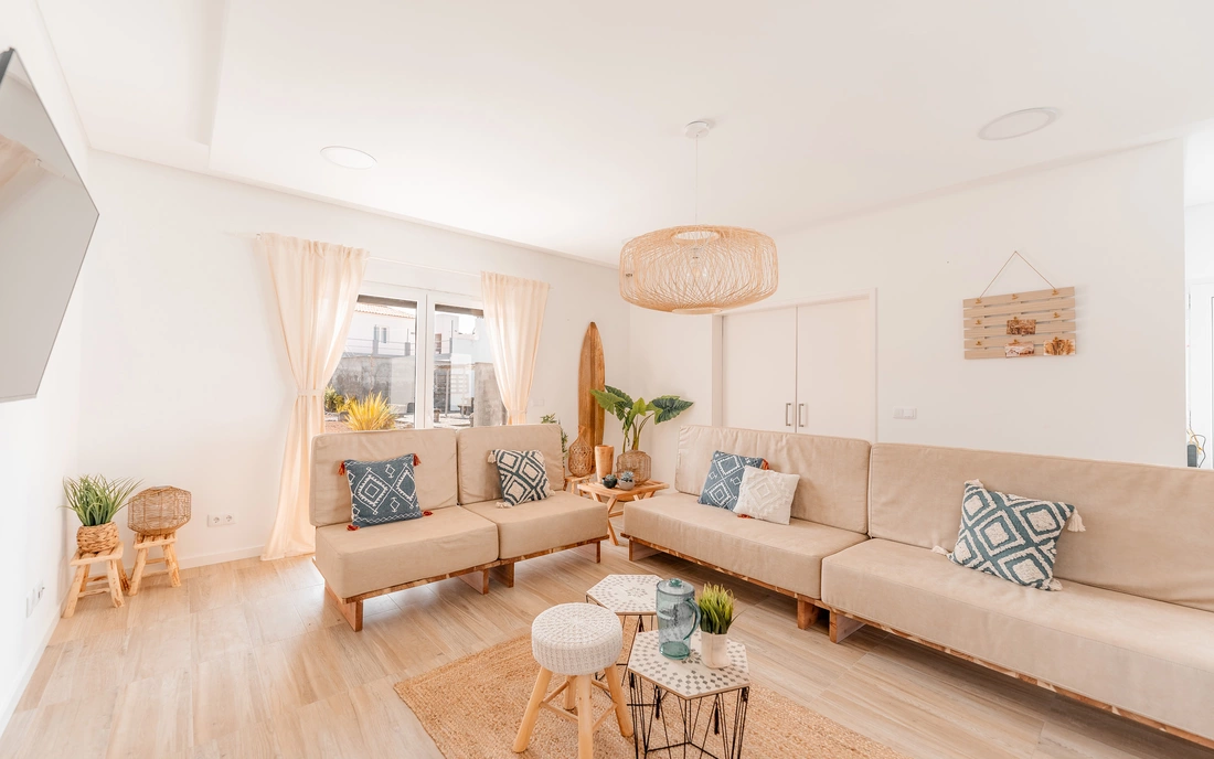 Das gemütliche Wohnzimmer im Surfcamp auf den Azoren