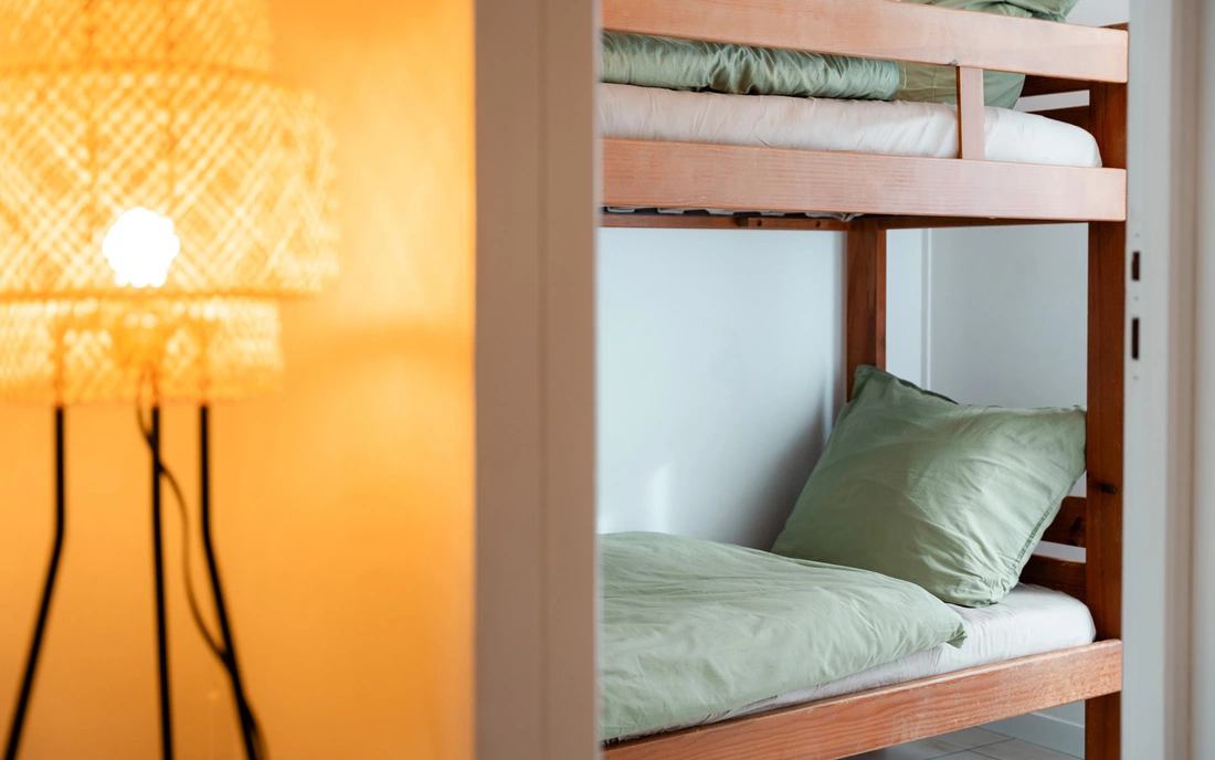 Separates, kleines Stockbett-Zimmer Surfcamp Soustons Plage Frankreich Bungalow Stockbett