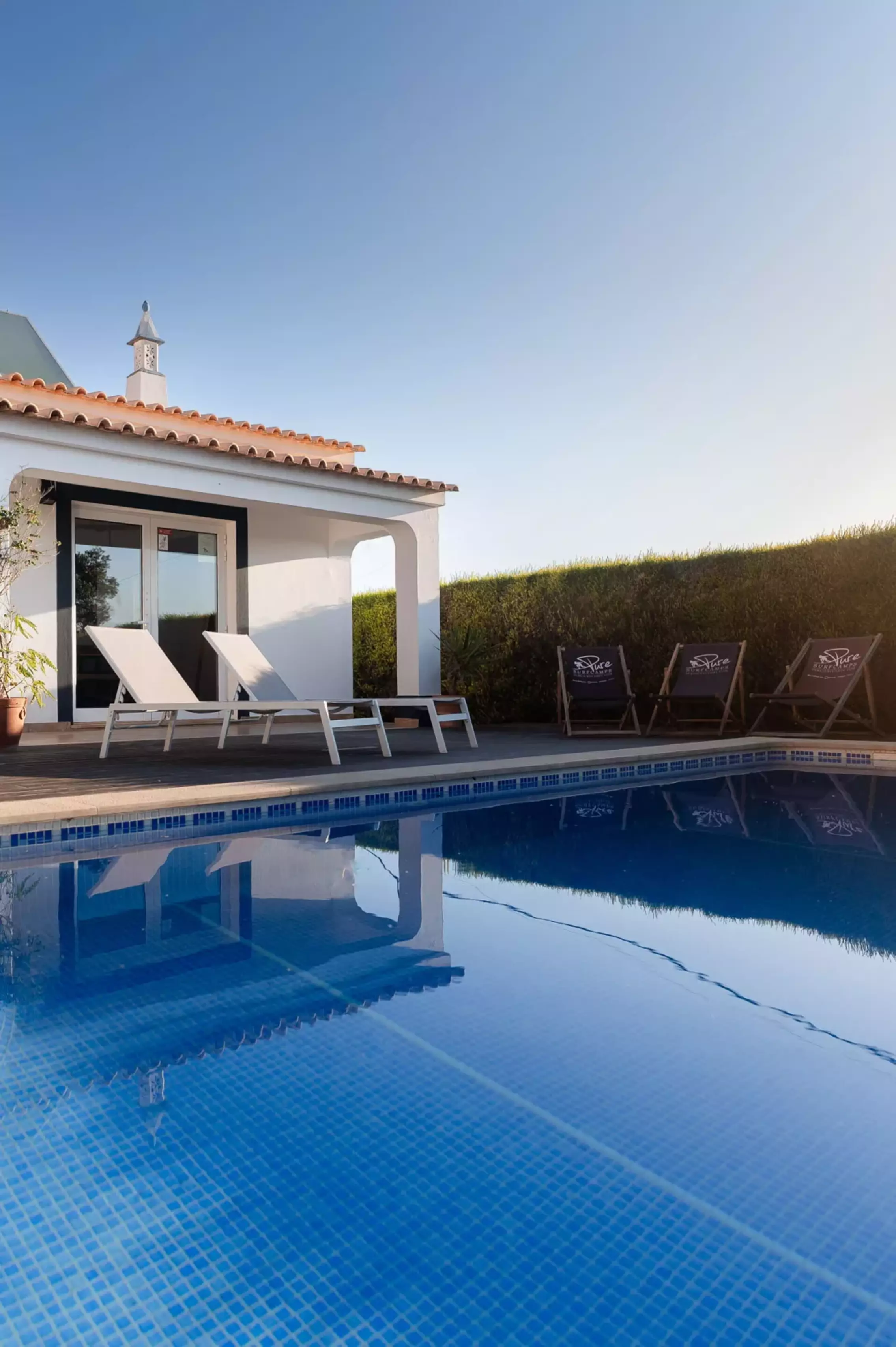 Surfcamp Algarve Portugal mit Pool