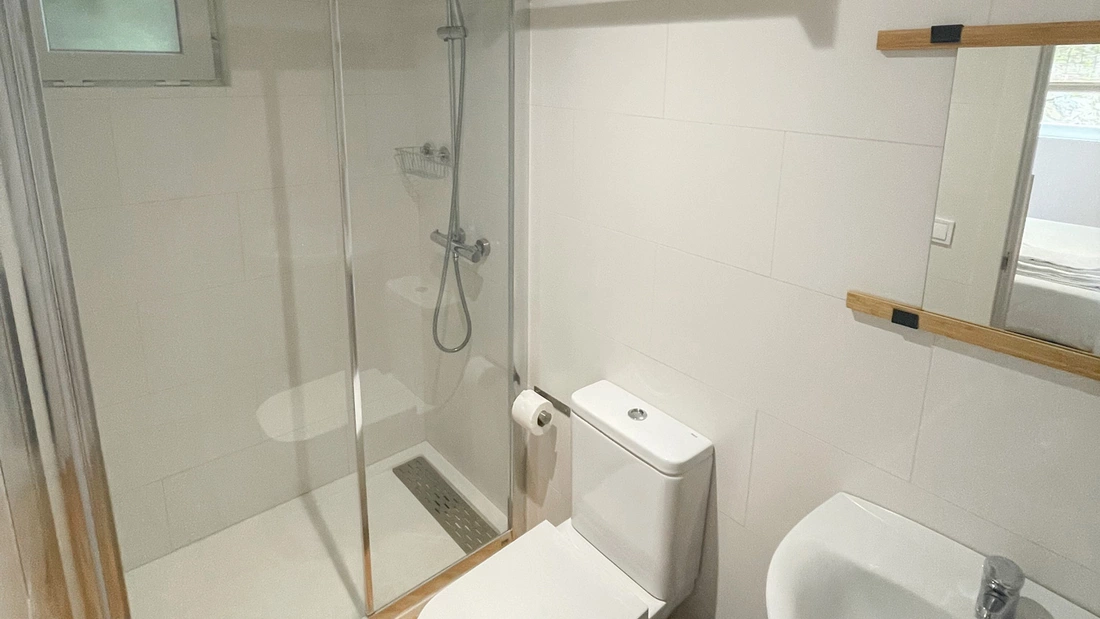 Dusche, WC und Waschbecken Surfcamp Loredo Spanien Bungalow