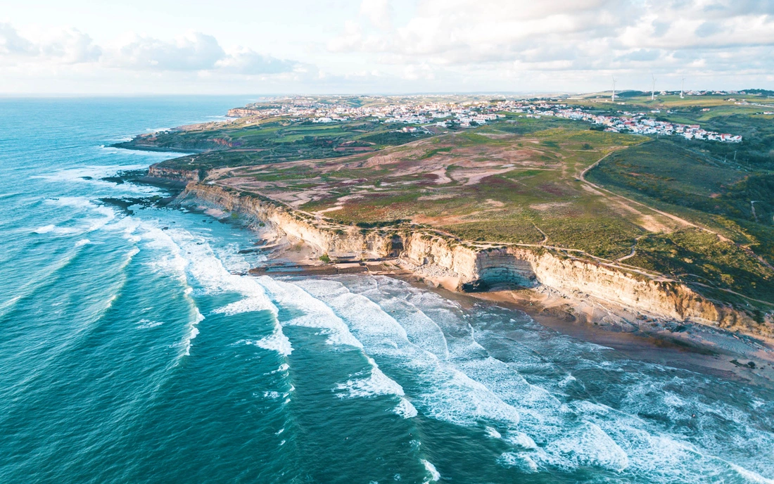 Der bekannteste Pointbreak Ribeira d'Ilhas ist vom Haus sichtbar