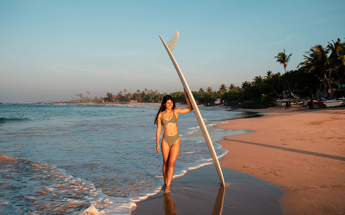 Beachfront Surfcamp Sri Lanka Guiding Sunset surf vorm Haus 