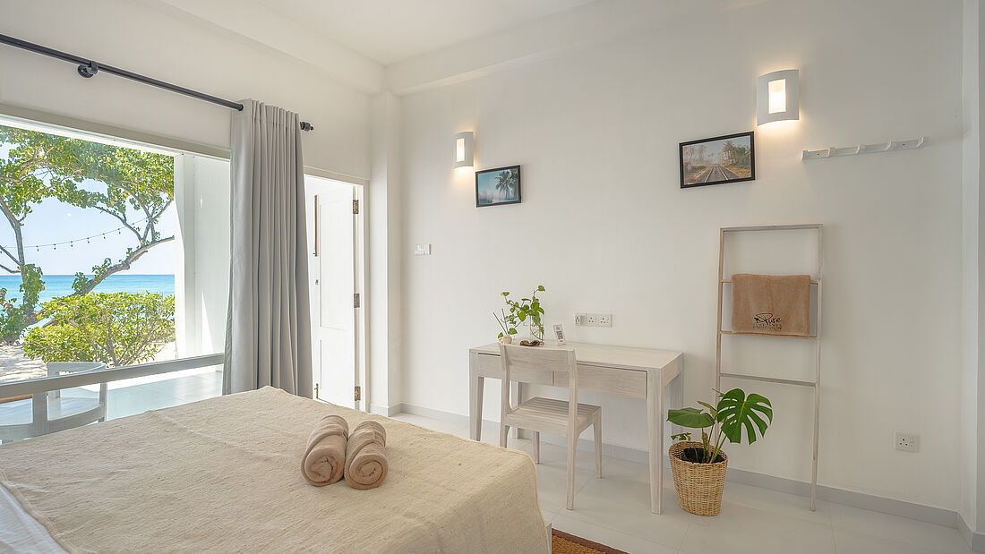 Doppelzimmer Queensize Bett Surfcamp Deluxe