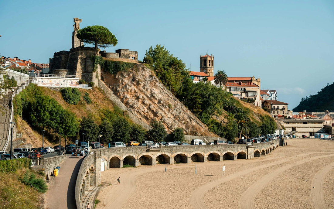 Surfcamp Zarautz Spanien  Strand Klippenspringen