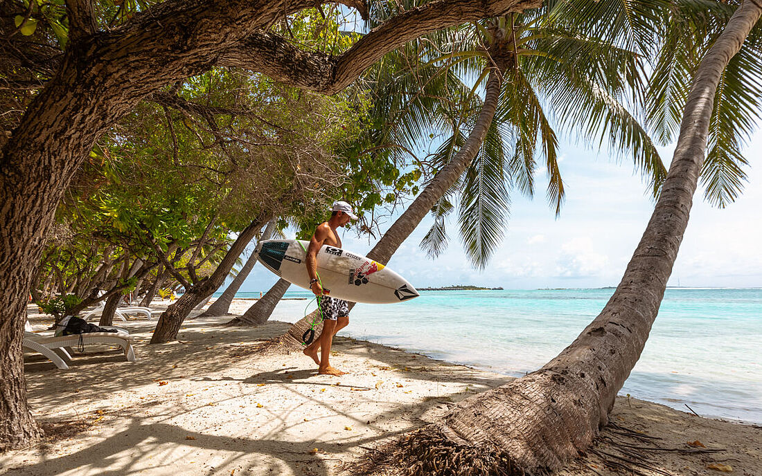 Leon Glatzer auf dem Weg zum Surfspot auf den Malediven