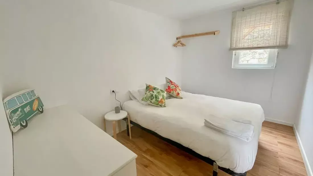 Eines der Schlafzimmer im Bungalow Surfcamp Loredo Spanien Schlafzimmer