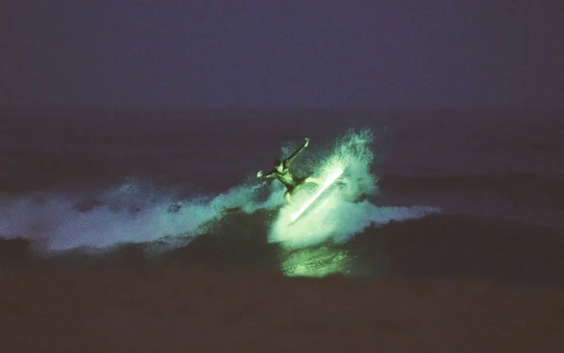 Leon Glatzer surft in einer Nightsession in Hossegor
