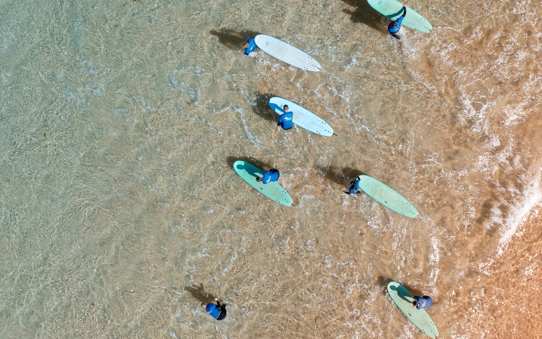 Die ersten Wellen zusammen mit deinen Besties surfen