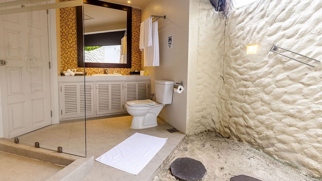 Das Badezimmer der Beach Villen mit Au&szlig;endusche