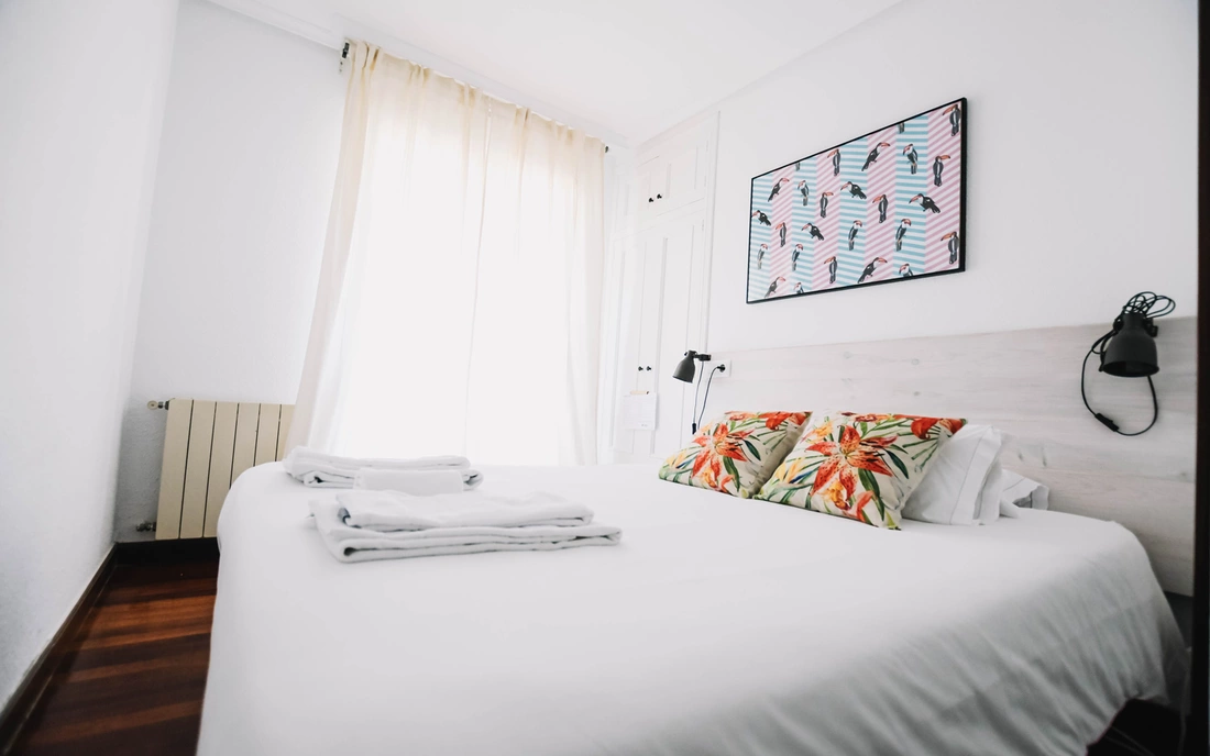 Gemütliches Doppelbett, privates Bad & entspannte Vibes Surfcamp Loredo Spanien Balkon