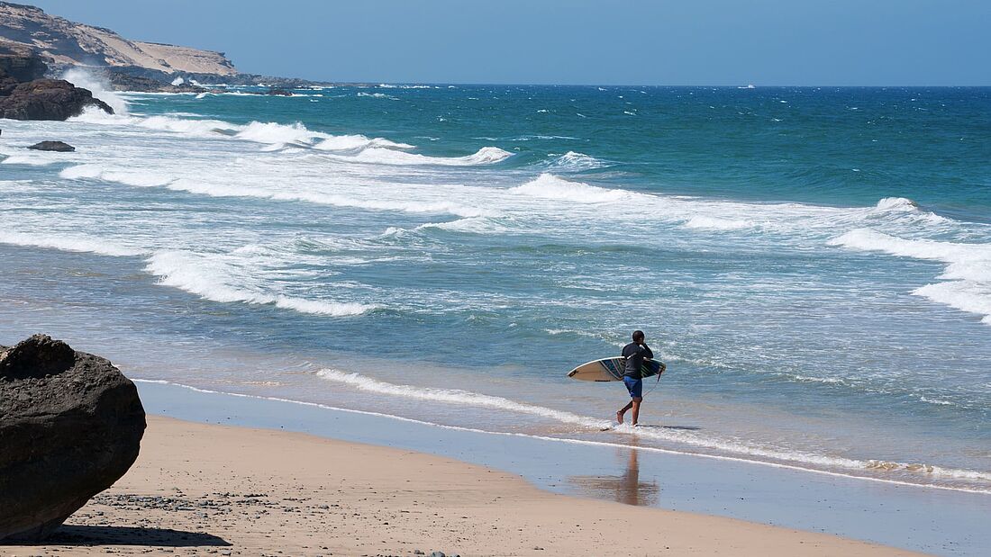 Surfen am Surfspot Playa de Garcey in Fuerteventura