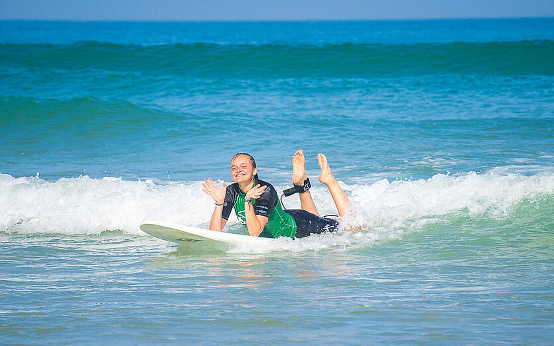 Surfen lernen Bändige deine erste Welle mit Puresurfcamps