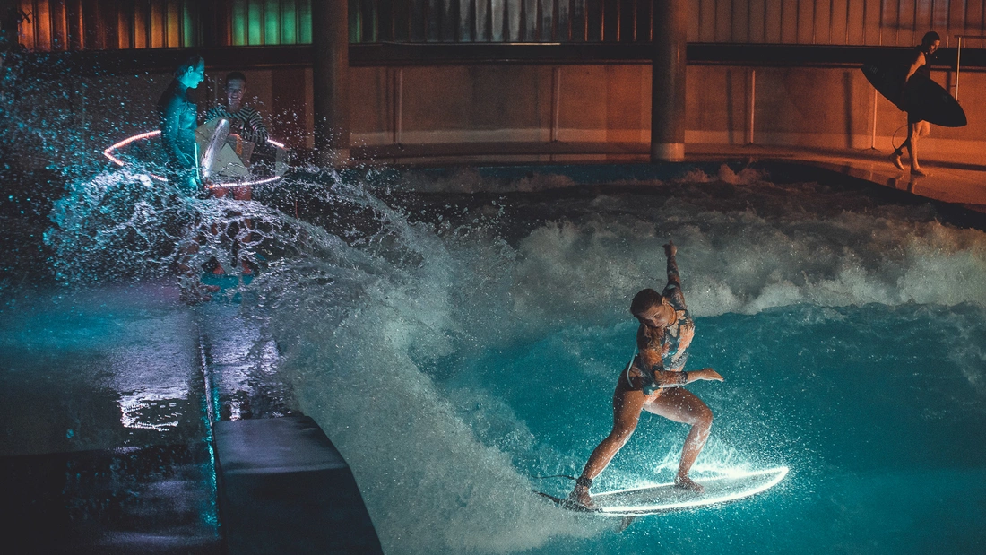 Pure Surf Night in der Jochen Schweizer Arena Pure Surf Night in der Jochen Schweizer Arena