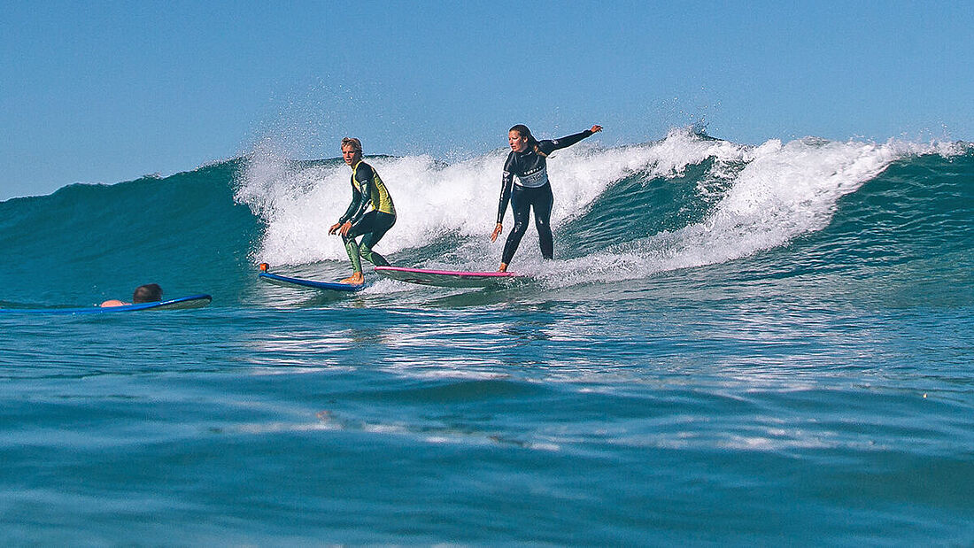 Surflehrein am Surfen