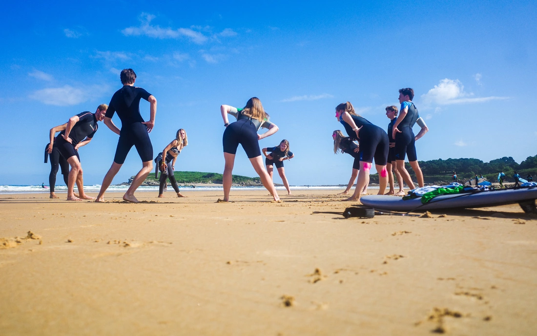 Warm-up am Strand Surfcamp Loredo Spanien Surfen lernen