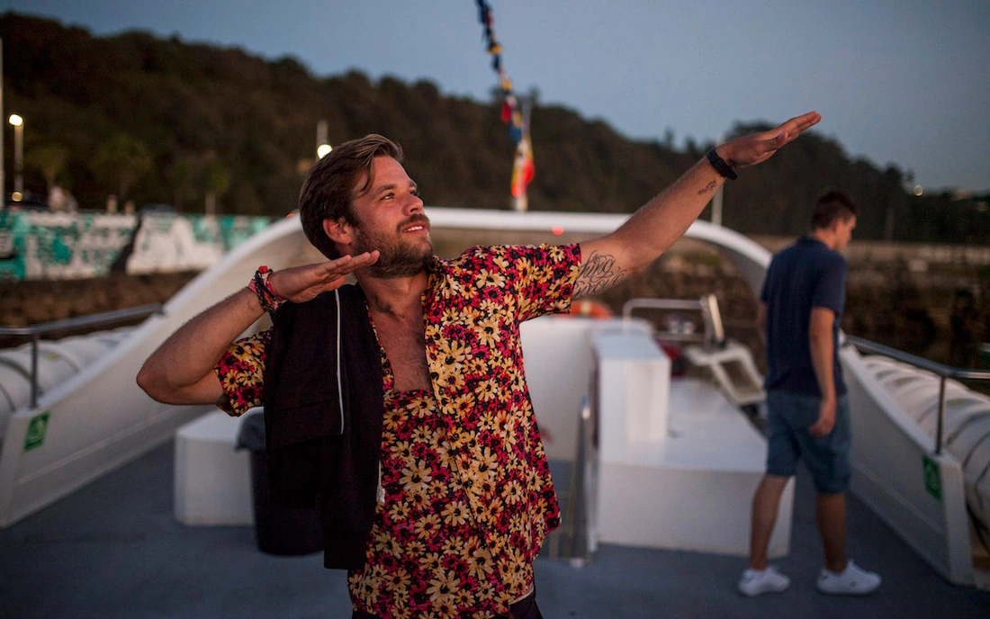 Das Highlight der Woche – unsere Bootsparty Surfcamp Loredo Spanien Bootsparty Tanzen